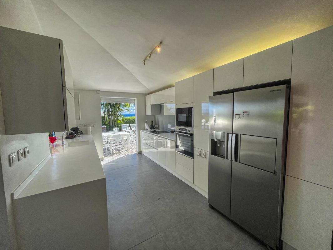 20.Location villa piscine Saint François Guadeloupe_cuisine vue sur mer